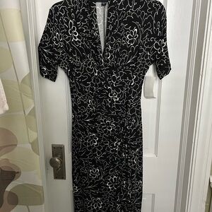 Never worn— Karen Kane Black and White Floral short Sleeve Dress